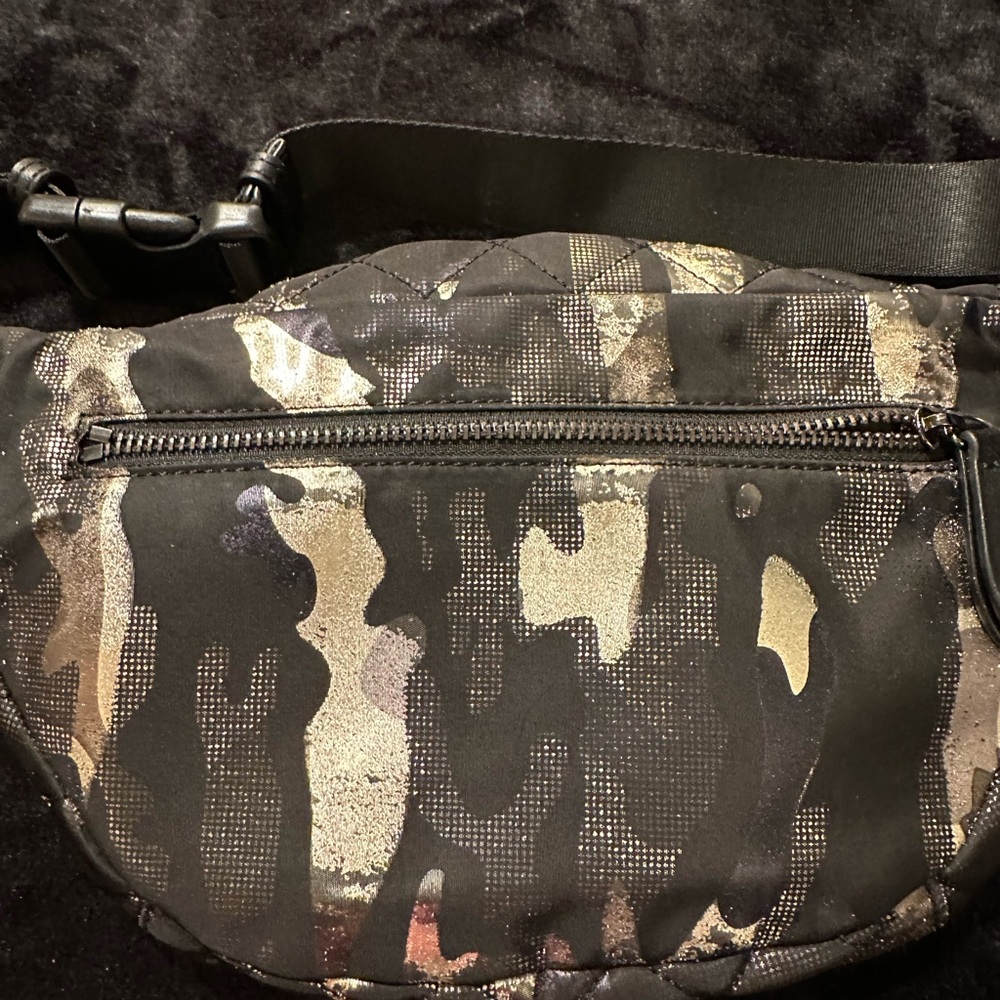 Black and gold women’s large Fanny pack